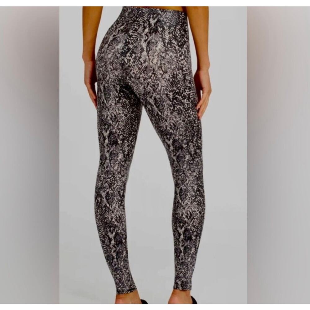 Spanx Faux Leather Snakeskin Leggings Size Medium Edgy Minimalist Tummy Control